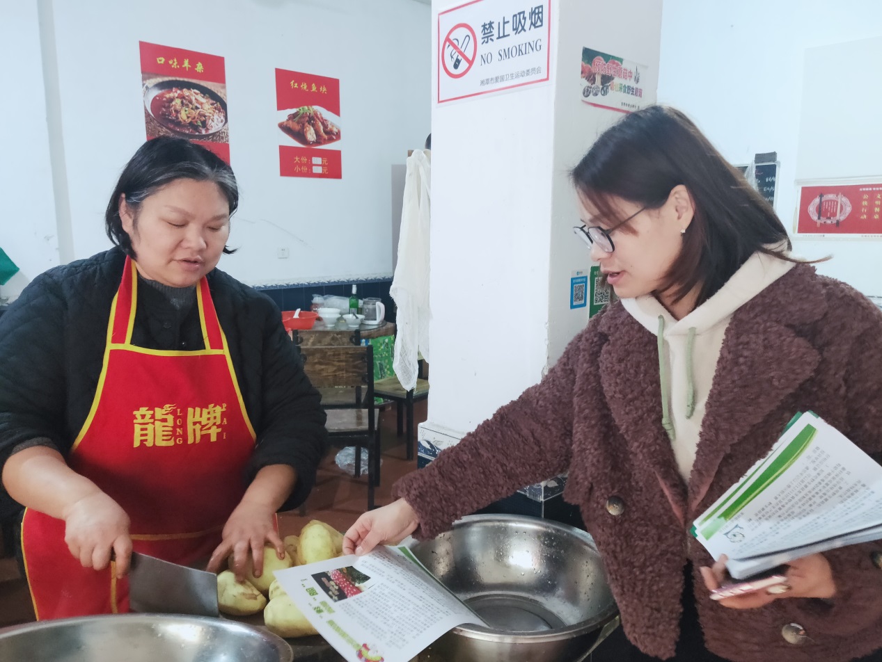 紅旗社區(qū)積極開展預防野生蘑菇中毒宣傳