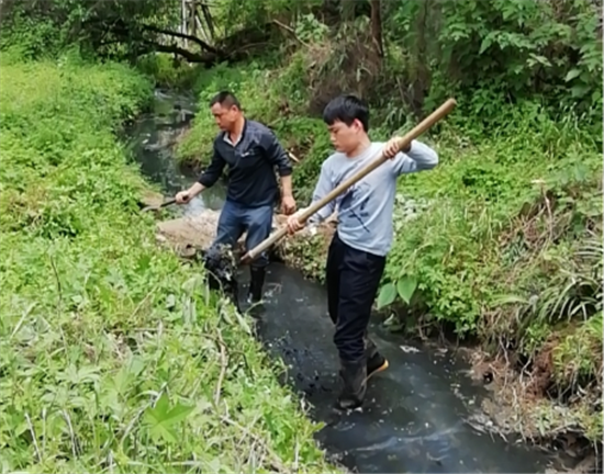 我為群眾排憂愁 寶塔社區(qū)對(duì)東湖路溝渠進(jìn)行清理整治