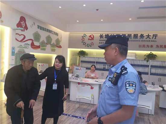 長塘社區(qū)：蓮城快警護(hù)送八旬迷路老人安全回家