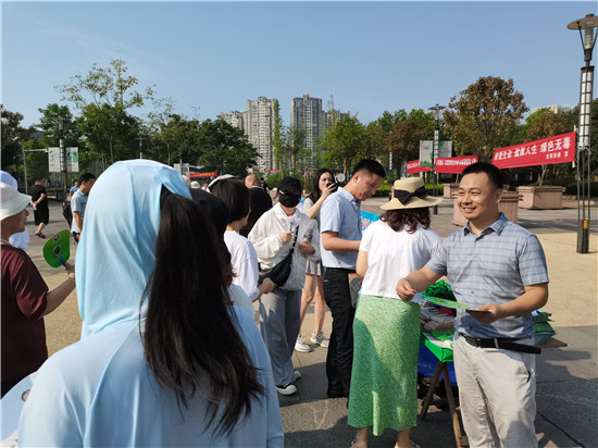 寶塔街道在禁毒主題公園開展禁毒宣誓簽名活動