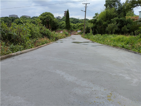 我為群眾辦實(shí)事 江邊合作社坑洼道路修繕完畢恢復(fù)通行