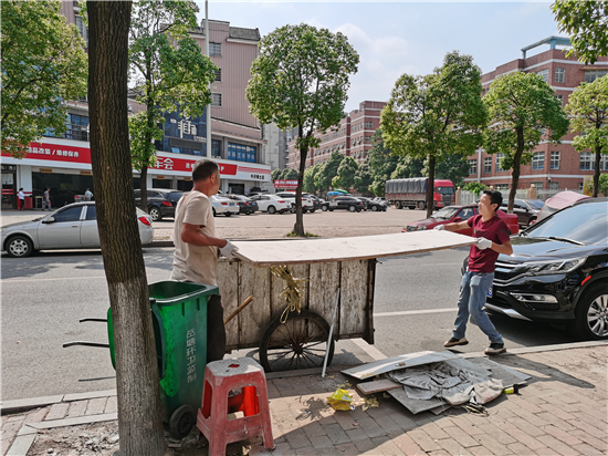 維護(hù)市容市貌 云盤社區(qū)及時(shí)清理道路垃圾