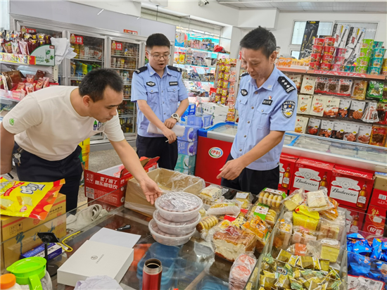 紅旗社區(qū)開展“雙節(jié)”期間食品安全專項檢查