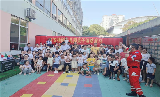 長塘社區(qū)聯(lián)合栢麗幼兒園開展親子消防帳篷逃生演練活動(dòng)