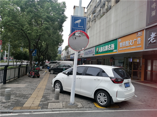 盤龍社區(qū)安裝道路反光鏡 及時(shí)消除交通安全隱患