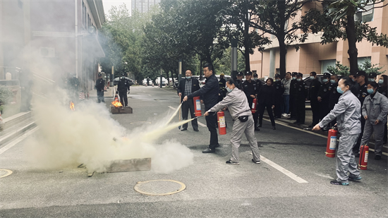 安全永在心中 陽光社區(qū)開展大型消防安全演練活動(dòng)