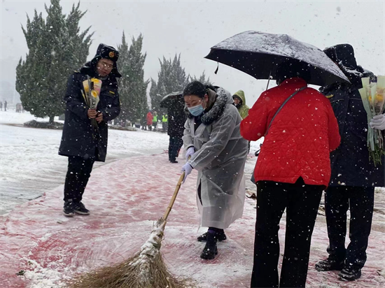 【迎戰(zhàn)冰雪 愛在寒冬 岳塘在行動】寶塔街道：鏟雪除冰 我們在行動