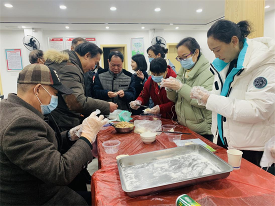 盤龍社區(qū)開展“慶元旦、包餃子、送溫暖”活動