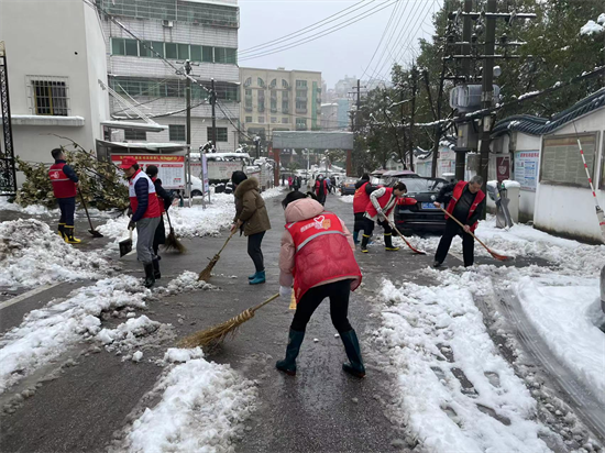 為群眾出行安全護航 寶塔街道積極開展鏟雪除冰行動