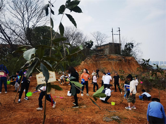 陽光社區(qū)開展“植樹于行、植廉入心”植樹節(jié)活動