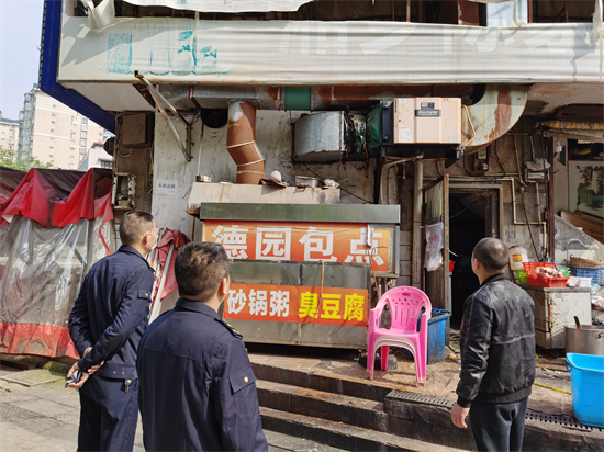 寶塔街道開展餐飲油煙排查整治行動