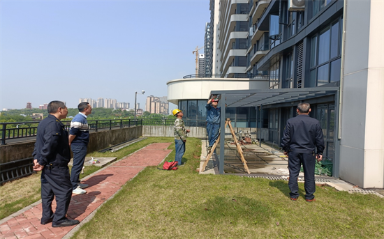 寶塔街道再次拆除盤龍御和園小區(qū)違規(guī)搭建陽光房