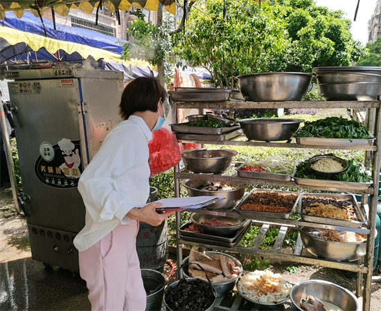 云盤社區(qū)開(kāi)展自辦宴席集體聚餐食品安全巡查