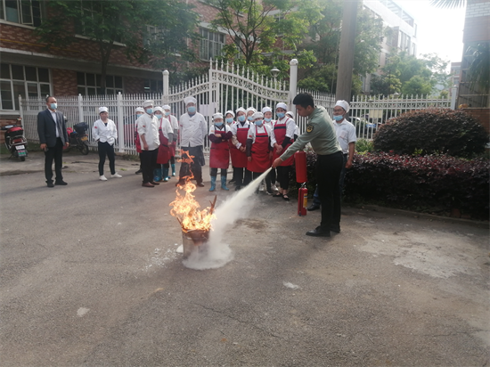 云盤社區(qū)聯(lián)合火炬學校開展食堂員工消防、急救知識培訓及演練活動