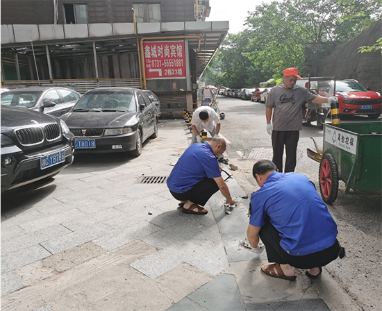 及時(shí)消除安全隱患 云盤社區(qū)拆除13個(gè)私設(shè)地樁