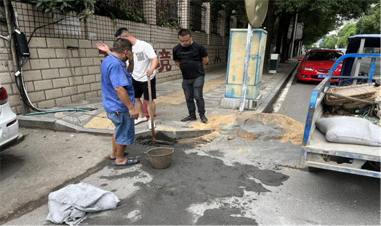 共建美好家園 長塘社區(qū)及時(shí)修復(fù)路面空洞