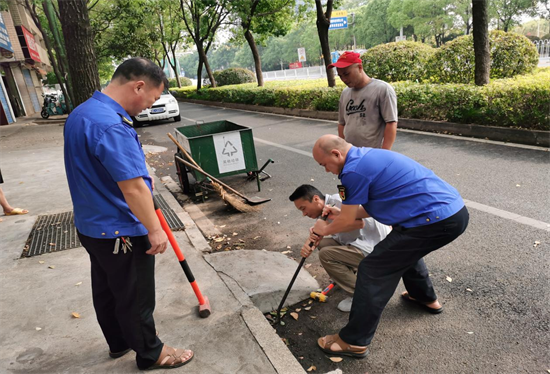 云盤社區(qū)：依法拆除違規(guī)接坡 消除道路安全隱患