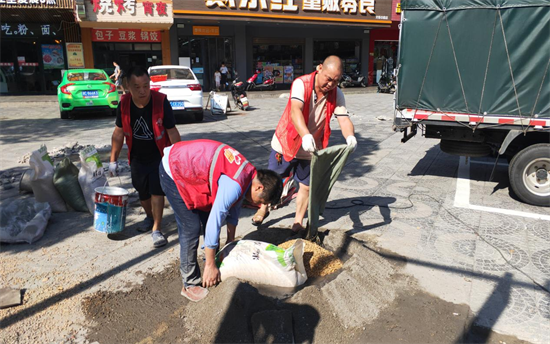 長塘社區(qū)志愿者及時修復(fù)破損路面