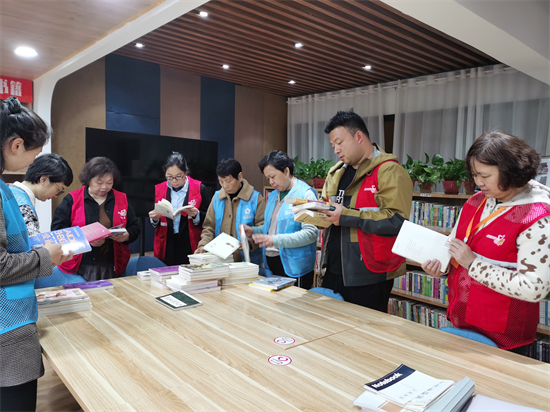 云峰社區(qū)開展“掃黃打非”圖書專項清查行動