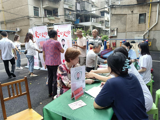 盤龍社區(qū)開展“義診進(jìn)小區(qū)，服務(wù)暖人心”志愿活動(dòng)