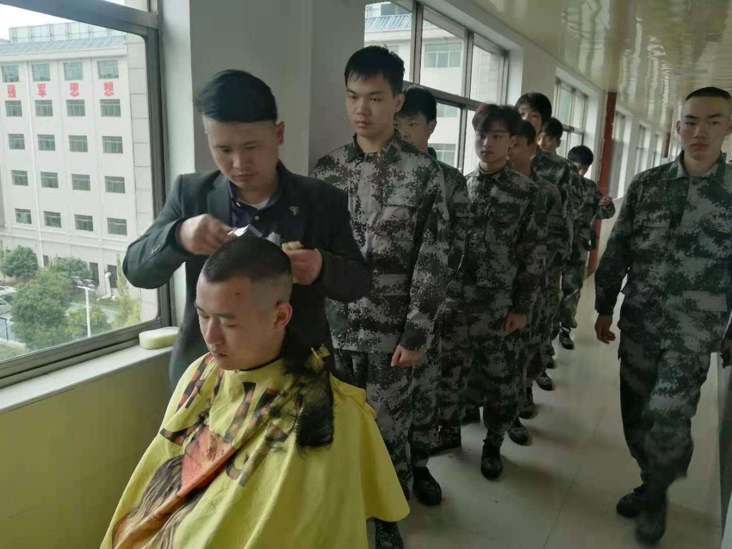 黄昌顺：义务理发服务新兵