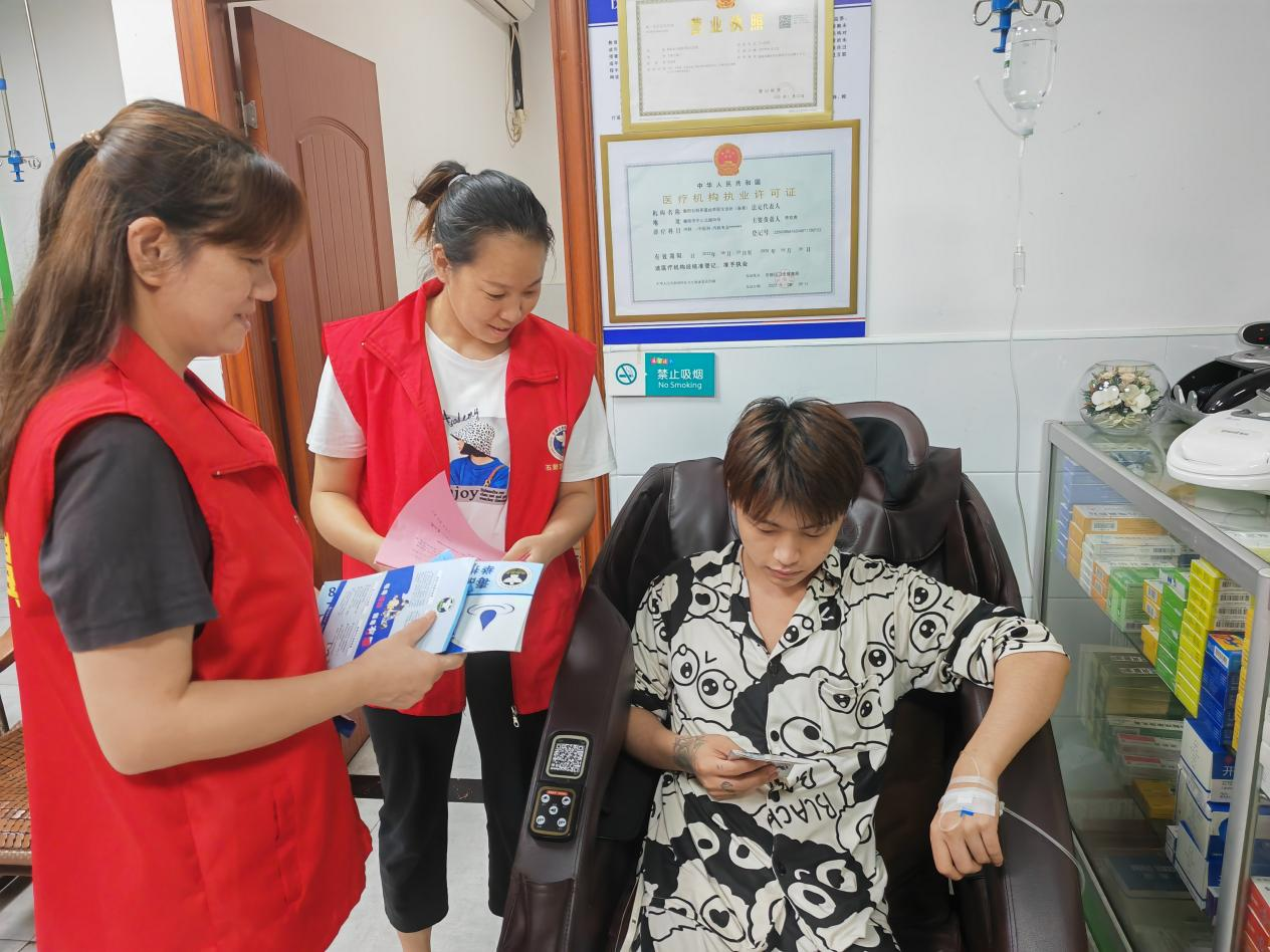 潇湘街道司前社区深入辖区诊所开展禁毒宣传活动
