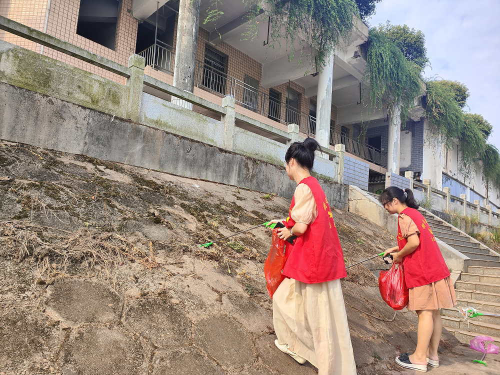 潇湘街道：蒸水社区开展河道清洁，保护生态环境