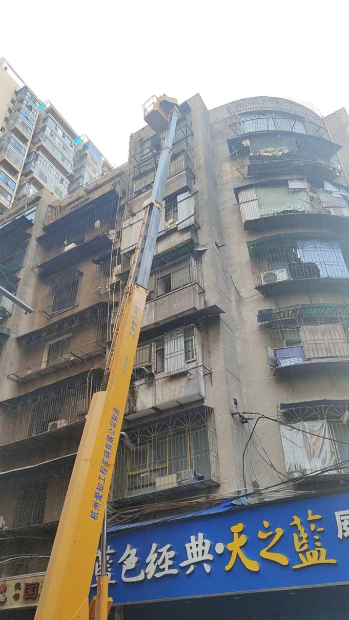 潇湘街道：石鼓社区及时排危，消除居民头顶安全隐患