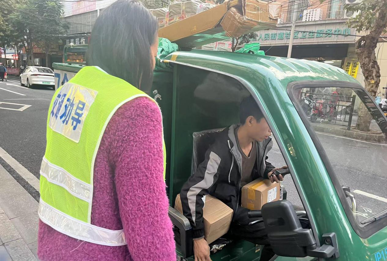 潇湘街道：司前社区开展“交通劝导安全行”活动