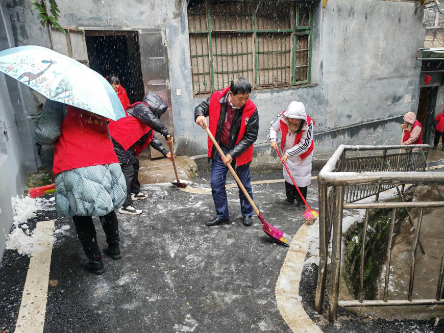 潇湘街道：长青社区扫雪除冰助出行
