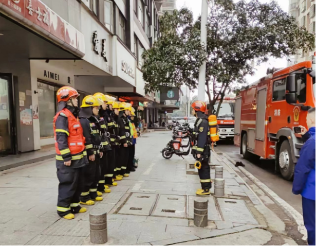 潇湘街道：桑园社区联合消防大队进行高层建筑消防演习培训