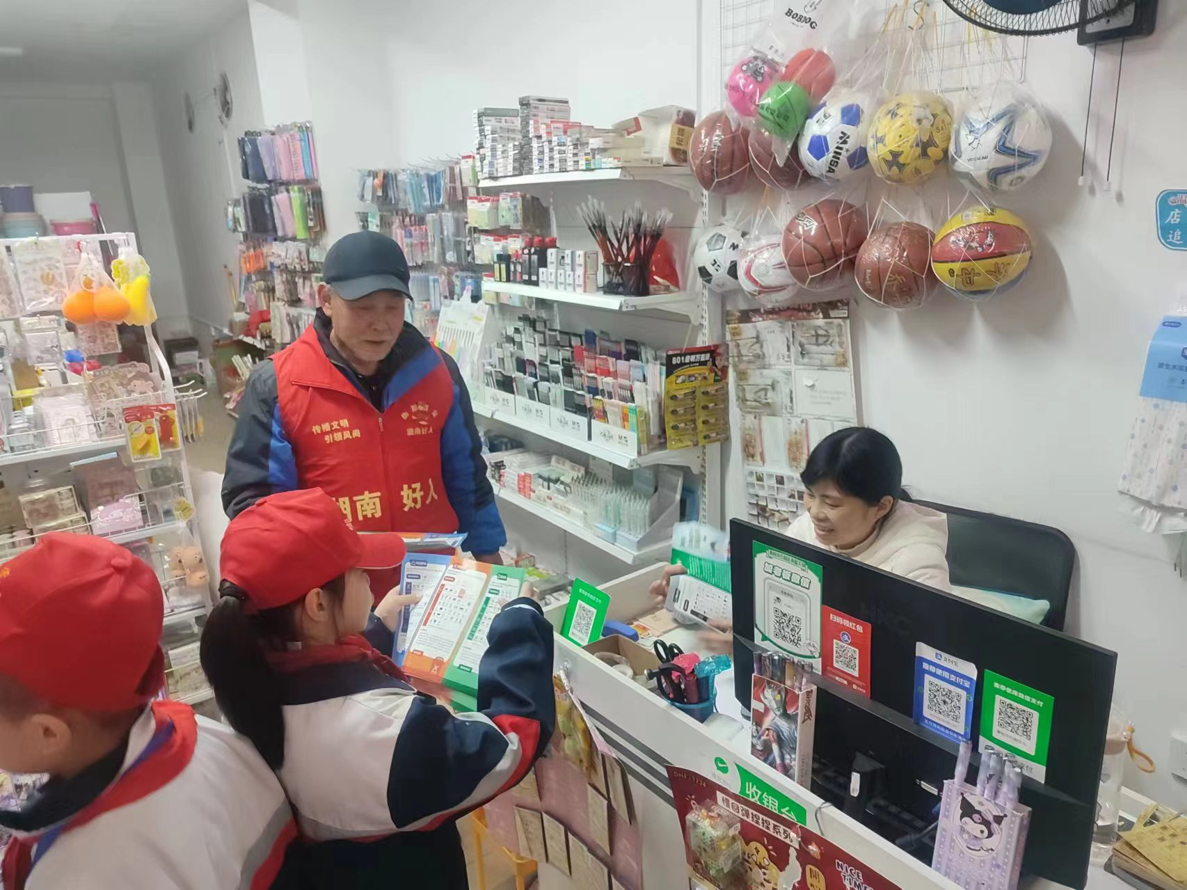 荷池路社区开展“嘟嘟学雷锋—垃圾分类 从我做起”志愿活动