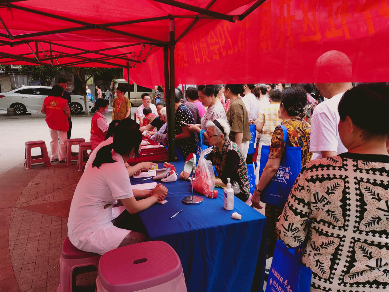 潇湘街道演武坪社区开展5.29计生协会会员日宣传暨中医健康义诊活动