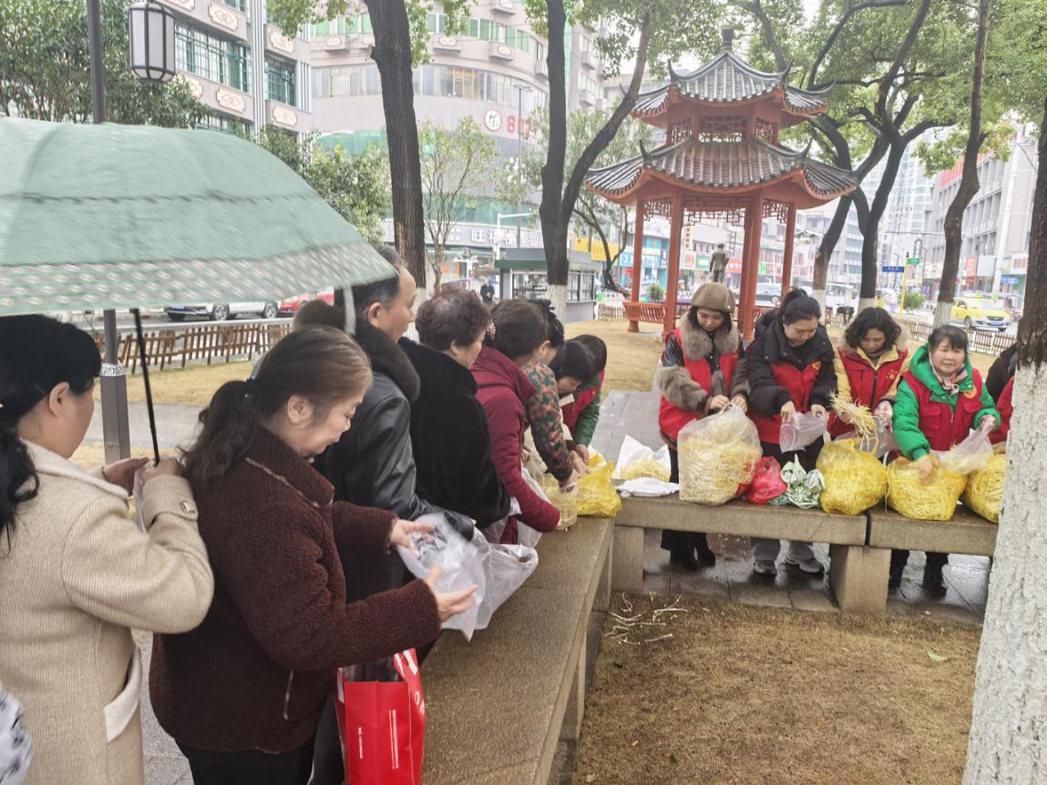 潇湘街道长青社区暖心行动：戏剧广场免费发放豆芽菜，情暖居民心