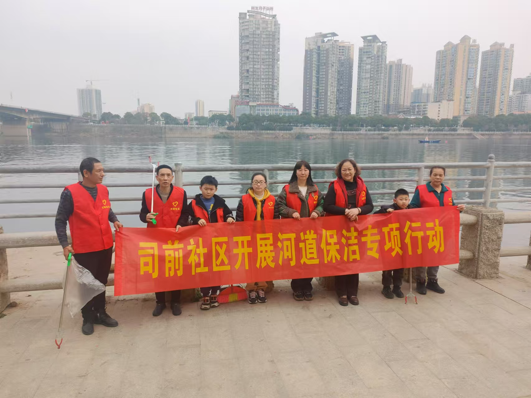 潇湘街道：司前社区开展春节后河道垃圾清理活动