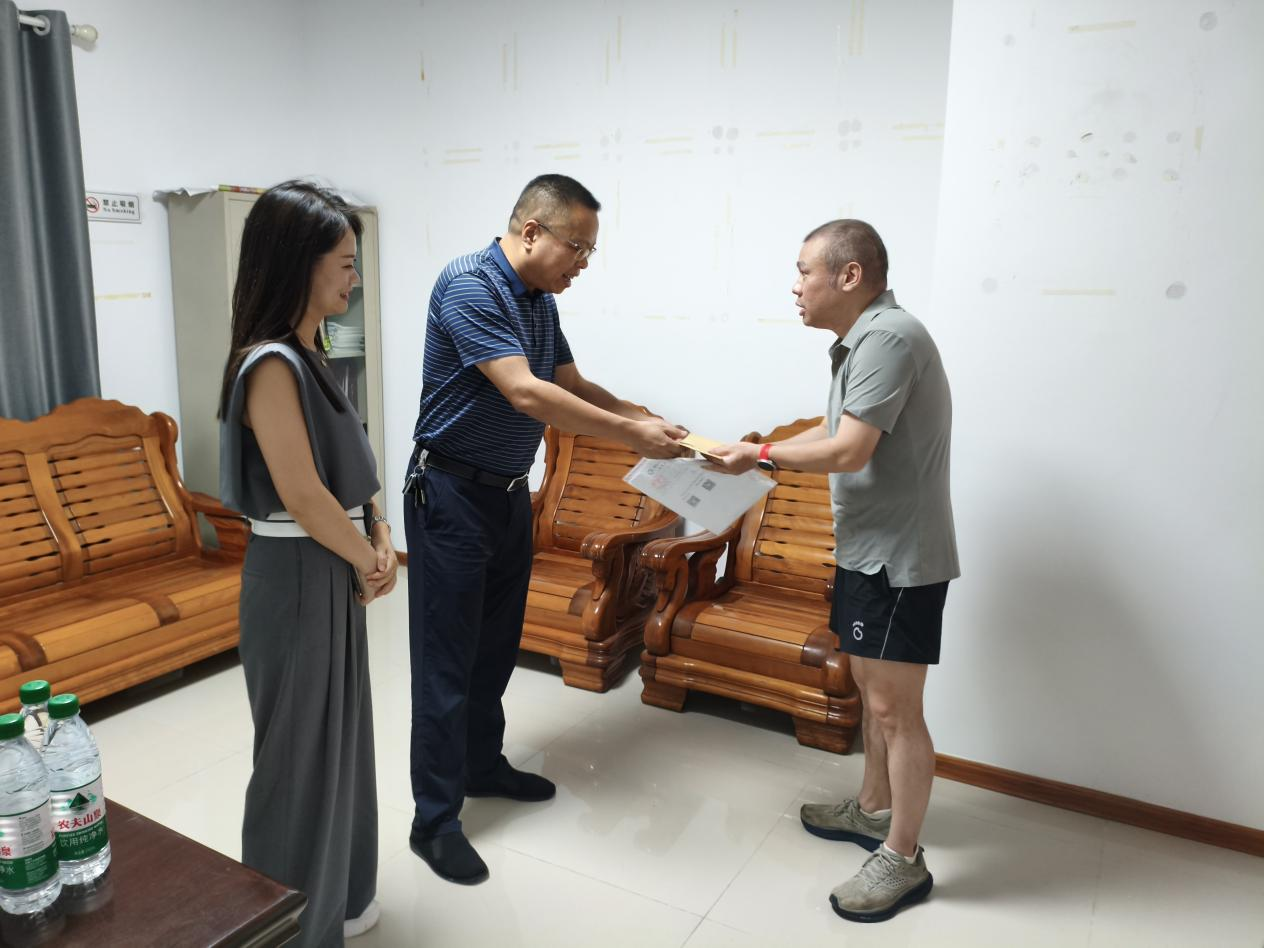 潇湘街道：区领导“七一”走访慰问困难党员