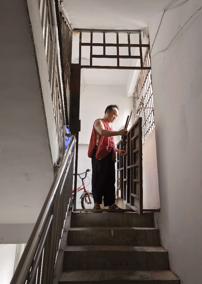 潇湘街道石鼓社区：拆除违规铁门  畅通生命通道