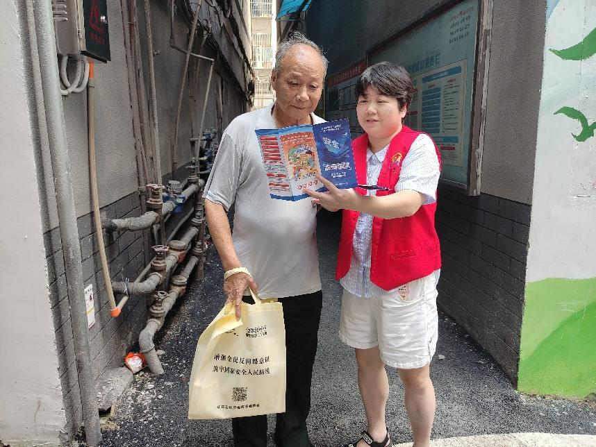 人民街道蒸阳社区：开展“国家安全  人人有责”反间谍法宣传活动