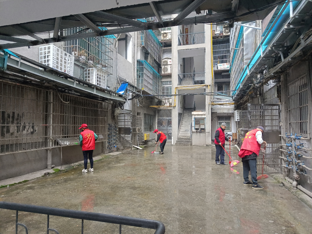 人民街道：蒸阳社区新时代文明实践站开展“清理楼道杂物，助力文明创城”志愿服务活动