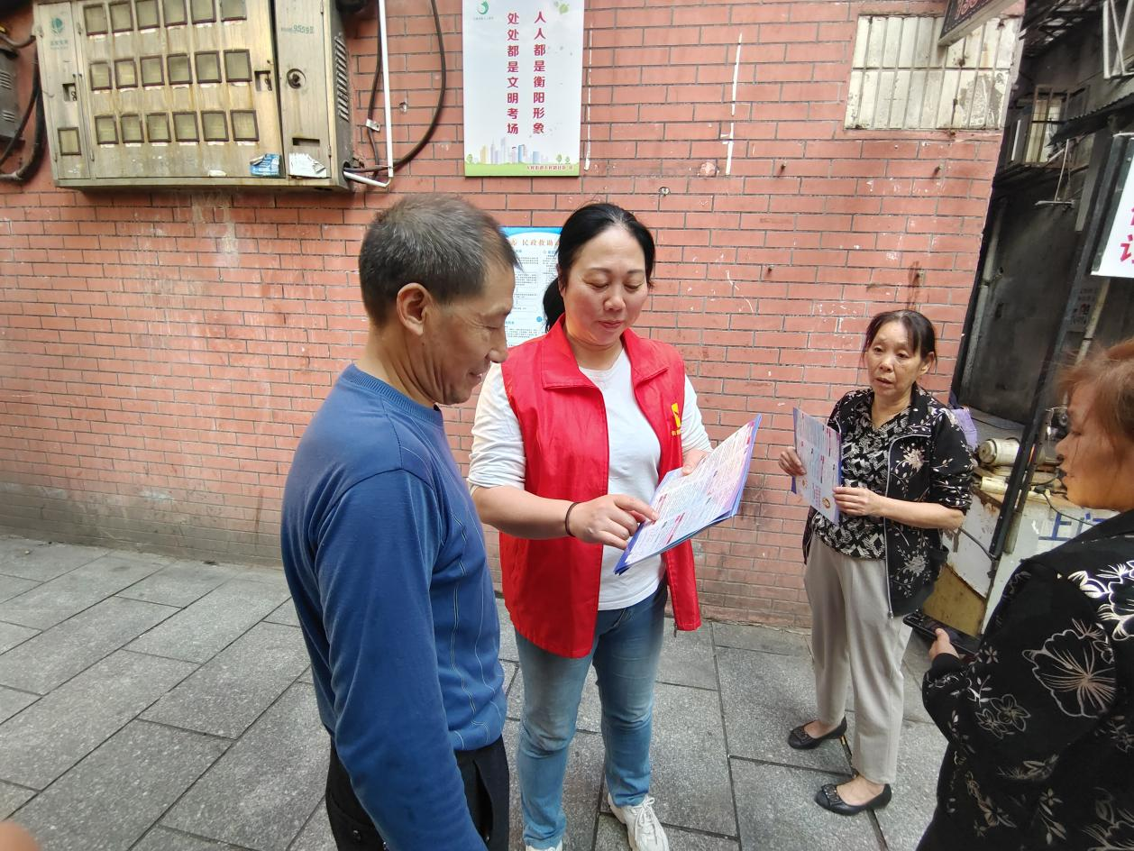 人民路社区开展居民医保政策宣传活动