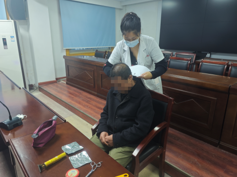 向阳社区对社区重点人员开展毛发检测