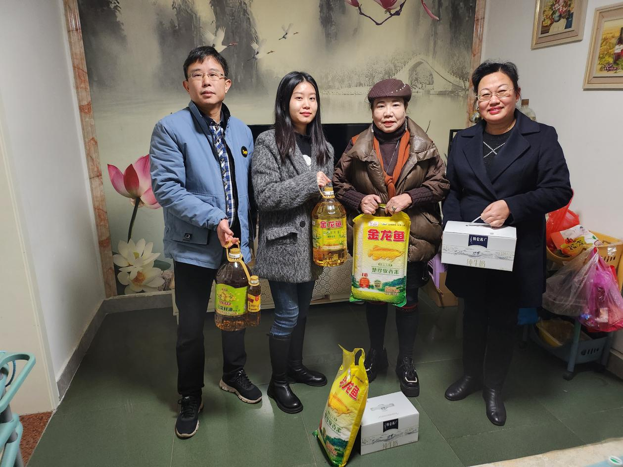 五社联动丨人民街道湘北社区开展“爱心企业进社区 失独家庭福到家”暖心家园慰问活动