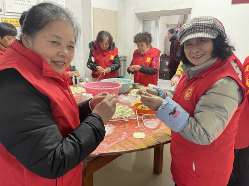 人民街道：人民路社区携手中国邮政储蓄银行蒸阳路支行开展“热乎的饺子，温暖的心”冬至活动