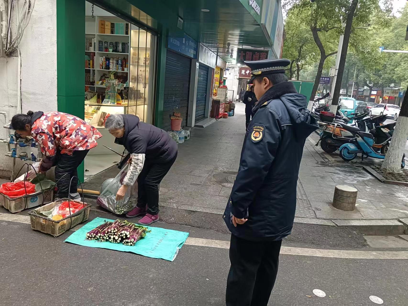 人民街道城管大队开展春节前市容环境综合整治行动