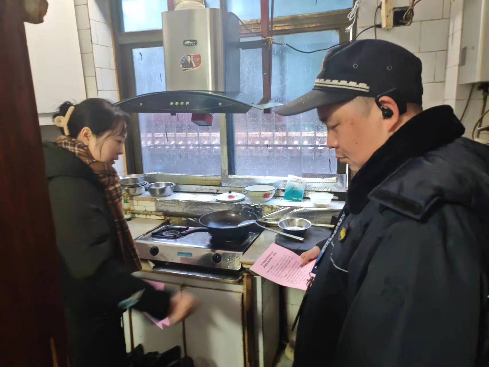 蒸阳社区开展“敲门行动”  筑牢安全防线