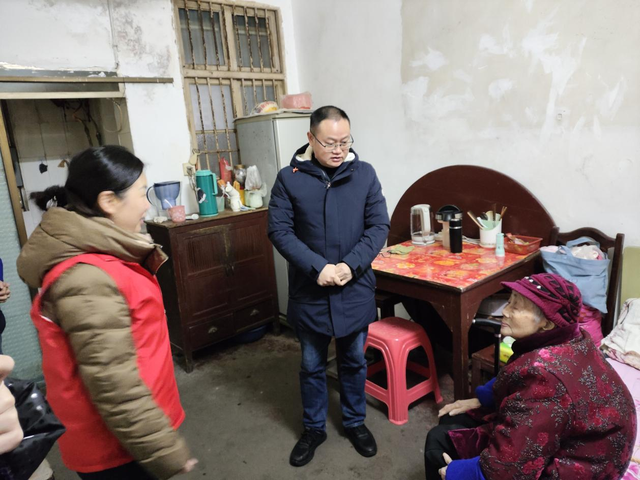 人民街道：情暖新春，人民路社区开展走访慰问高龄老人活动