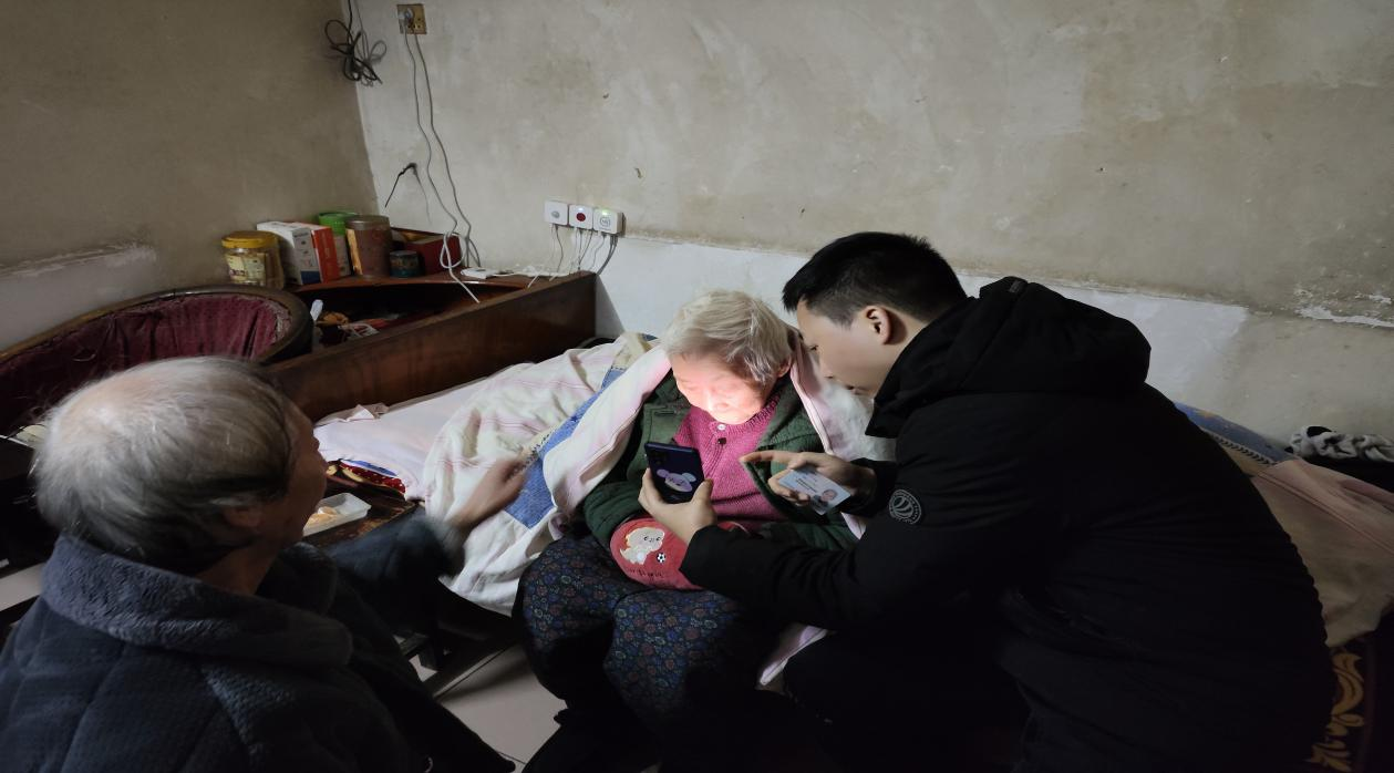 人民路社区：退休认证上门办  为民服务零距离