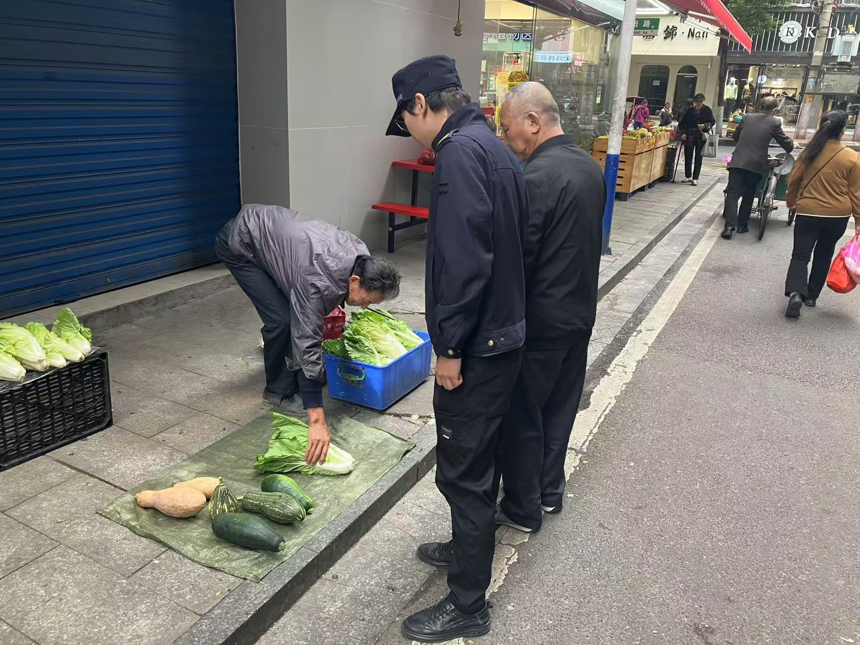 人民街道城管大队开展农贸市场整治行动