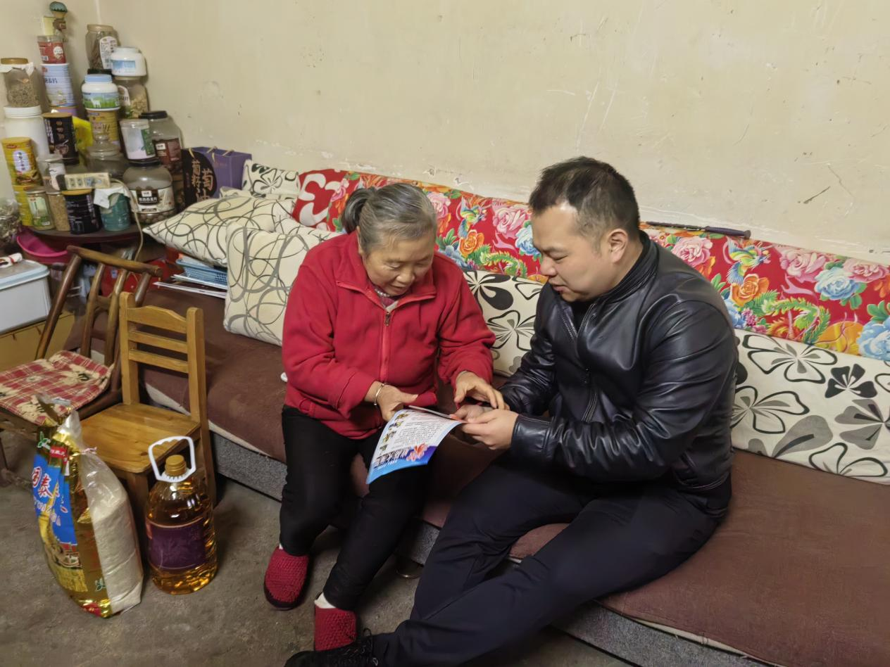 人民街道：敲门入户送温暖  消防宣传入人心