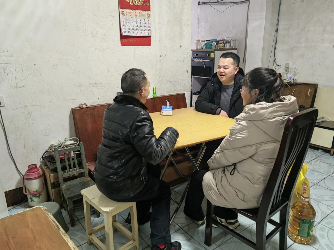 人民街道开展节前走访慰问